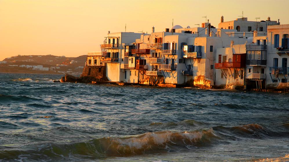El anochecer en Mykonos es un momento inolvidable lleno de magia y romanticismo